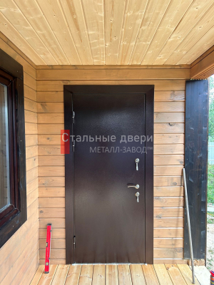 Фото установленной двери №300 в Краснозаводске